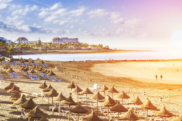 Straw umbrellas and loungers on the Playa de Las Americas, Tener — Stock Photo, Image