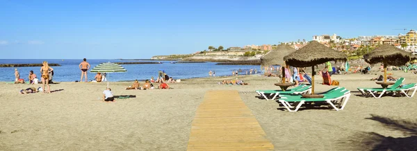 Praia de areia, vista para o Castelo de Duke, Costa Adeje, Tenerife, Spa — Fotografia de Stock