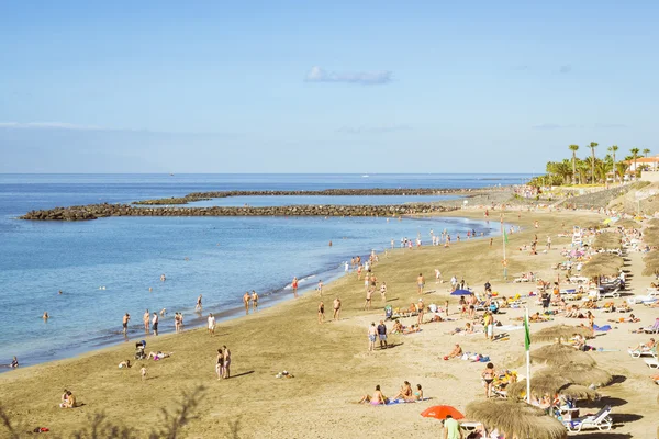 Песчаный пляж с соломенными зонтиками и шезлонгами, Коста Адехе, Десять — стоковое фото