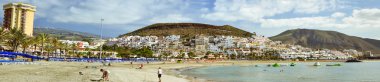 Sandy beach mavi şemsiye ve şezlong, Los Cristianos, Tene