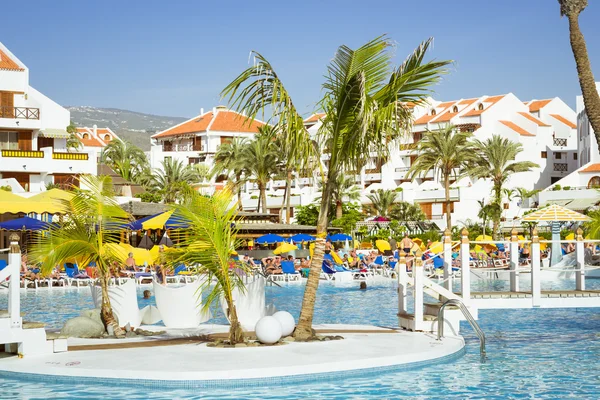 Piscina, playa al aire libre de hotel de lujo, Playa de Las Amer — Foto de Stock