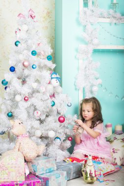 Noel bekliyor: Noel ağacı kadar küçük bir kız giydir