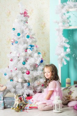 Noel bekliyor: Noel ağacı kadar küçük bir kız giydir