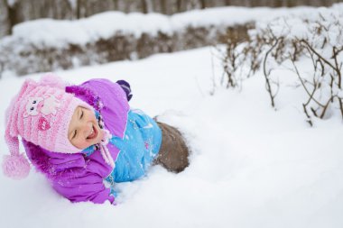 Park karda oynarken neşeli küçük kız