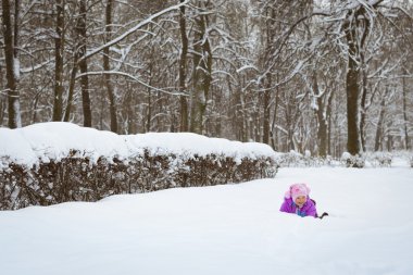 Park karda oynarken neşeli küçük kız