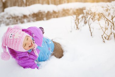 Park karda oynarken neşeli küçük kız