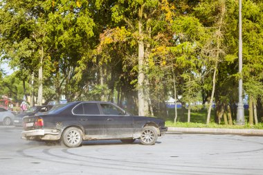 Old-car BMW 5-series e34 drifting