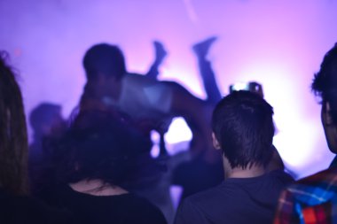 Metal canlı konser, bulanık arka plan