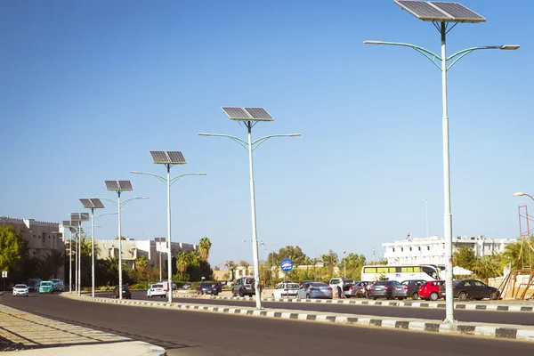 Солнечные панели на электрическом полюсе для освещения на дороге — стоковое фото