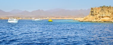 Sharm El Sheikh, Mısır - 25 Şubat 2014: Turist tekne turu Sina beyaz yatta, Kızıldeniz, turistler için bir lüks tatil etrafında sakin dalgalar, Sharm El Sheikh, Mısır