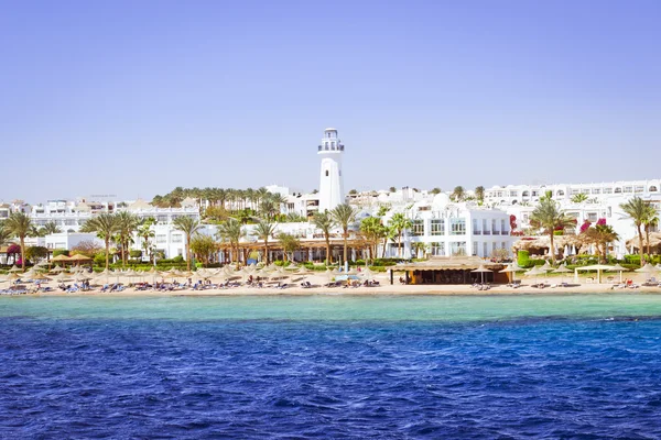 Deniz feneri ve otel beach, Sina, Kızıldeniz, Sharm El Sheikh, Mısır — Stok fotoğraf