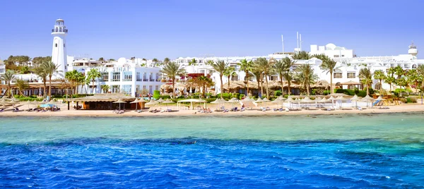Faro y hotel en la playa, Sinaí, Mar Rojo, Sharm El Sheikh, Egipto — Foto de Stock