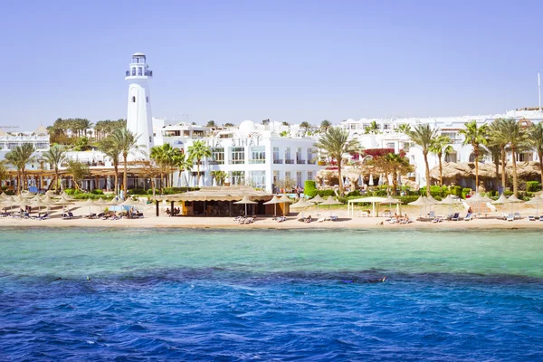 Deniz feneri ve otel beach, Sina, Kızıldeniz, Sharm El Sheikh, Mısır — Stok fotoğraf