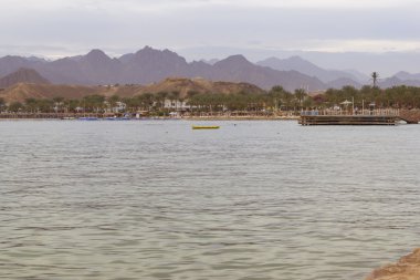 Sharm El Sheikh akşamları sahilde ahşap iskele