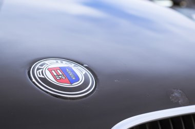 Logo Alpina. Eski araba Bmw 5 serisi e34