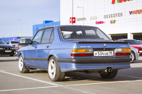 Velho-carro BMW série 5 — Fotografia de Stock