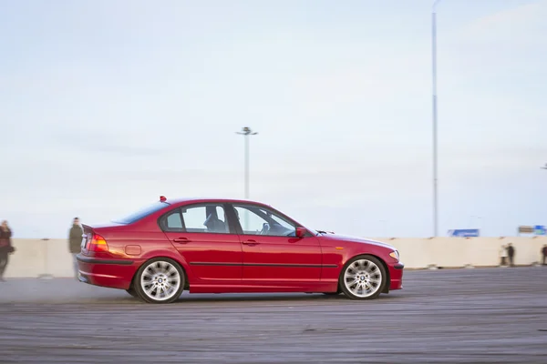 Carro vermelho BMW série 3 à deriva — Fotografia de Stock