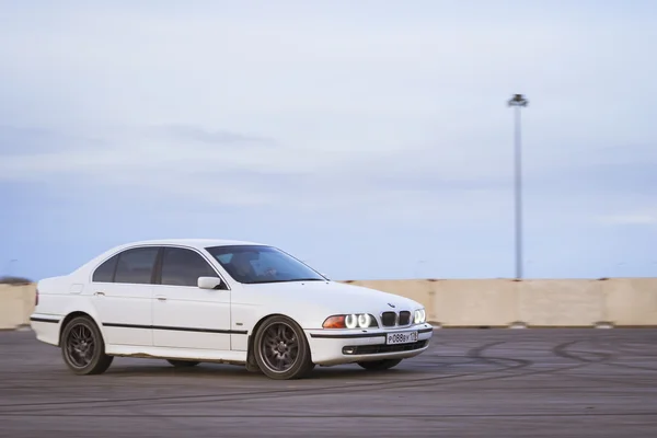 Velho-carro BMW série 5 e39 à deriva — Fotografia de Stock