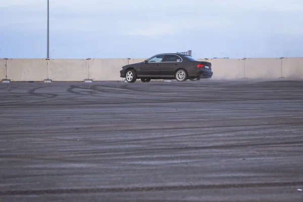 Coche viejo BMW 5-series e39 a la deriva —  Fotos de Stock