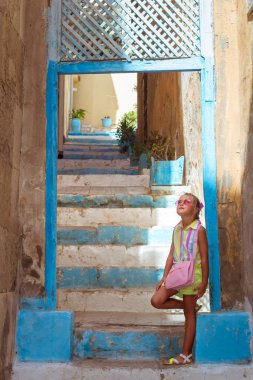 Merdivenlerde, Alicante, Valencia, Spa duran pembe gözlüklü kız