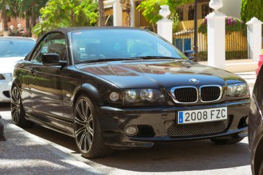 Siyah modern coupe araba Bmw 3 serisi güneşli bir sokakta, Torrevieja