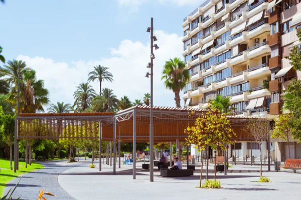 Gazebos modernos para proteger a las personas del sol, Alicante, Valencia — Foto de Stock