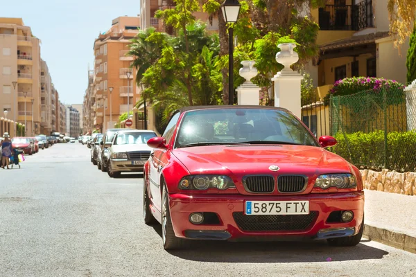Vermelho moderno coupé-carro BMW série M3 na rua ensolarada, Torrevieja — Fotografia de Stock