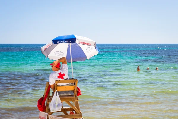 Praia ensolarada do Mediterrâneo, salva-vidas sentado no posto de observação — Fotografia de Stock