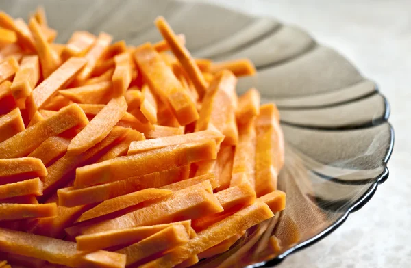 Taze havuç şeritler halinde kesin