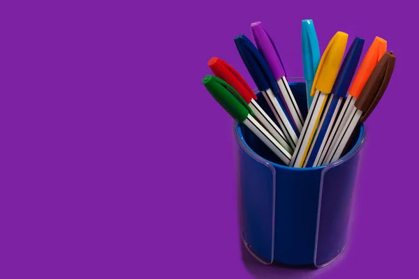 보라색 펜에 있는 색 펜 — 스톡 사진