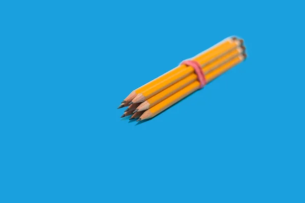 Kék alapon fekvő ceruzák — Stock Fotó