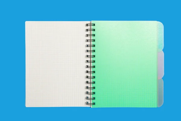 Notebook verde pe un fundal albastru — Fotografie, imagine de stoc