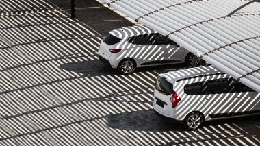 Gölgelerin altındaki arabalar...