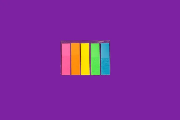 Набір липких нот на фіолетовому фоні — стокове фото
