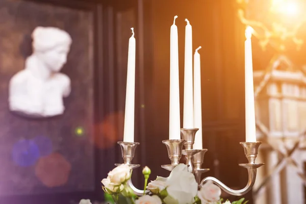 Velas en candelabro en la mesa festiva — Foto de Stock