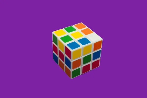 Rubiks Cube auf lila Hintergrund isoliert — Stockfoto