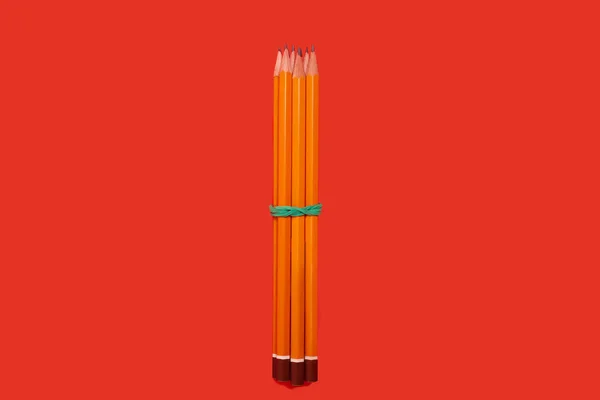 Crayons couchés sur un fond rouge. accessoires scolaires — Photo