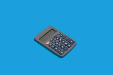 mavi yüzey üzerinde siyah hesap makinesi, ofis aksesuarları