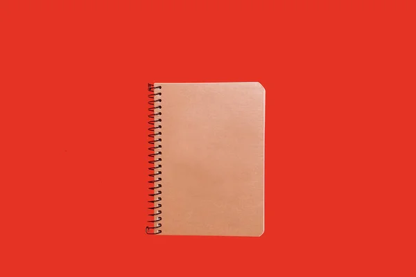 Quaderno a spirale beige. accessori per scuola e ufficio — Foto Stock