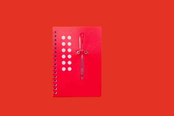 Notebook insolito a spirale rosa. accessori per ufficio. scuola — Foto Stock
