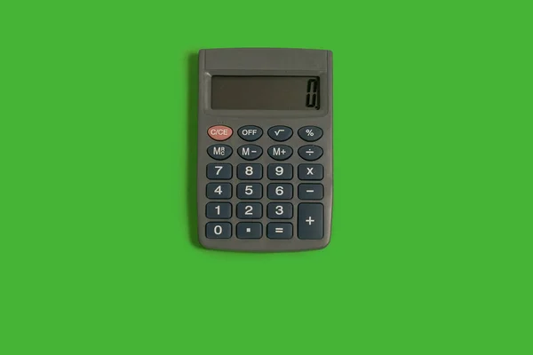 Маленький калькулятор на зеленой поверхности. офисные принадлежности — стоковое фото