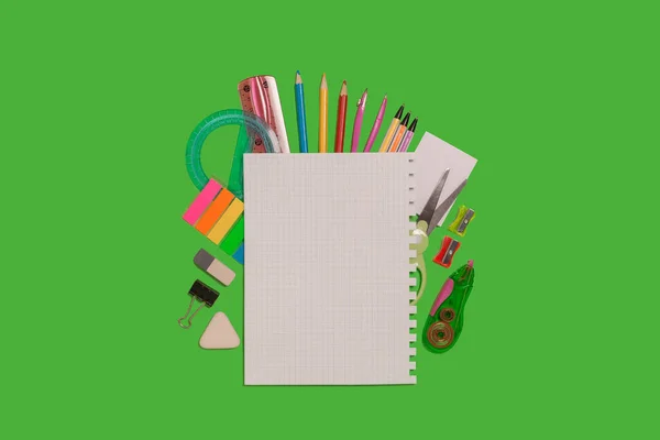 Diferentes materiais de escritório em torno de uma folha de papel — Fotografia de Stock
