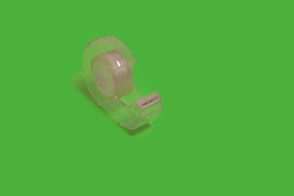 Dispensador de cinta aislada sobre un fondo verde. accesorios de oficina —  Fotos de Stock