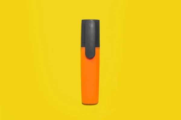 Marcador laranja sobre um fundo amarelo. acessórios de escritório — Fotografia de Stock