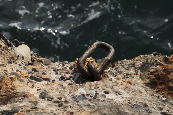 Anneau en acier rouillé pour amarrage à quai à la mer — Photo