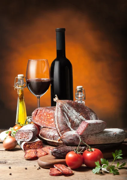 sosis ve kırmızı şarap