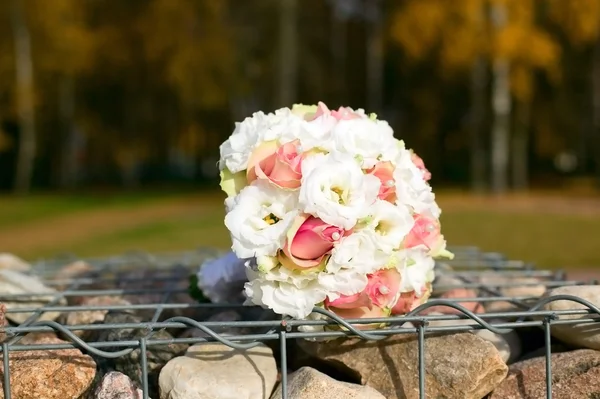 Wedding bouquet on table — Stock Photo, Image