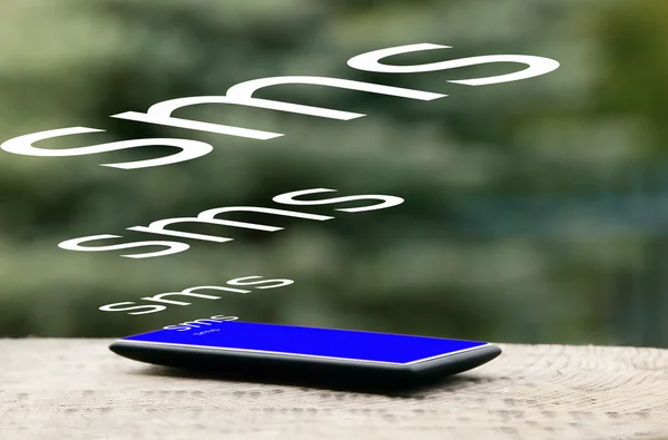 Telefono cellulare su pavimento in legno — Foto Stock