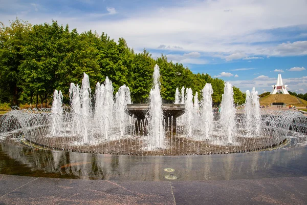 Fountain in front of "Mound of Immortality" in Bryansk. Russia. — Stock Photo, Image