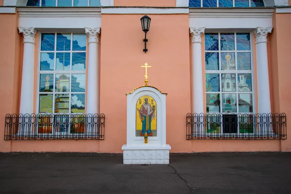 Monument voor Saint Nicholas op het station in Brjansk, Rusland. — Stockfoto